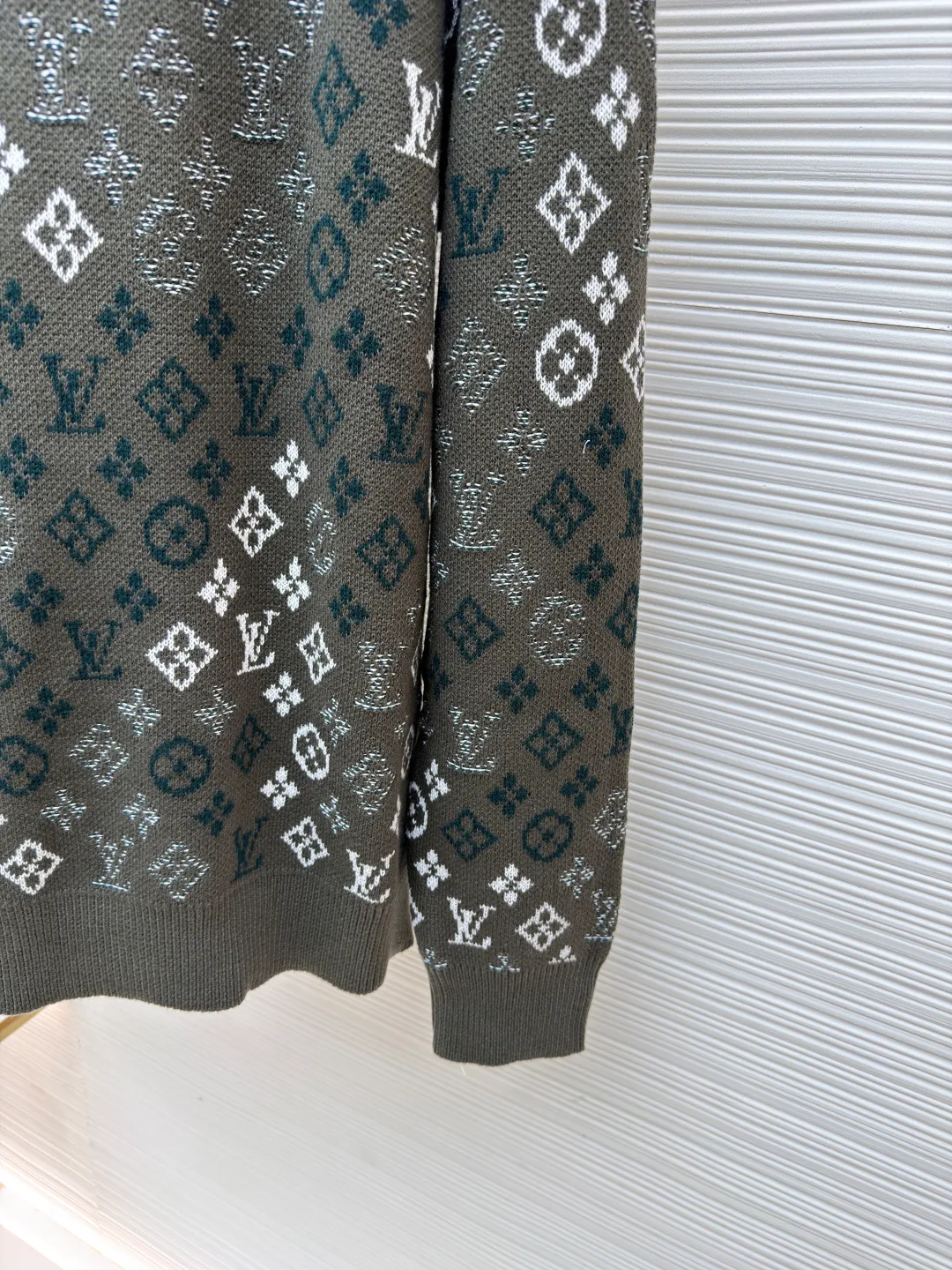 LOUIS VUITTON all-over printed jacquard round neck knitted pullover ●Original version: Purchased and developed by 16360 ●Item number: 1681670-B35 ●Fabric: 100% cotton ●Technology: knitted ●Color: dark green ●Version: Fitted version ●Weight: about 740g ●Size: S-M-L-XL ●Description: This sweater is made of high-quality wool blended fabric, which is soft to the touch and has excellent warmth retention. The overall design adopts a round neck, and the collar, cuffs and hem are all ribbed, with moderate elasticity, comfortable to wear and not easy to deform. The main part uses jacquard technology, and the pattern is composed of the brand's iconic letters and geometric figures. The colors are distinct and the three-dimensional effect is strong. Multi-colored yarns are interwoven during the jacquard process to ensure clear patterns and long-lasting washability. The knitting density is uniform and the number of stitches per inch is precisely controlled to ensure the stiffness and breathability of the clothing. The splicing of the shoulders and sleeves adopts seamless technology, with smooth and natural lines without excess threads. The overall workmanship is fine, and every stitch is even and neat, reflecting the high-quality production process. The overall wiring is straight and delicate, the fabric is comfortable and soft, and the color is consistent without color difference. It can be matched with the same style to create a fashionable look and control various occasions. Customized accessories, complete with three standards, same style for men and women!